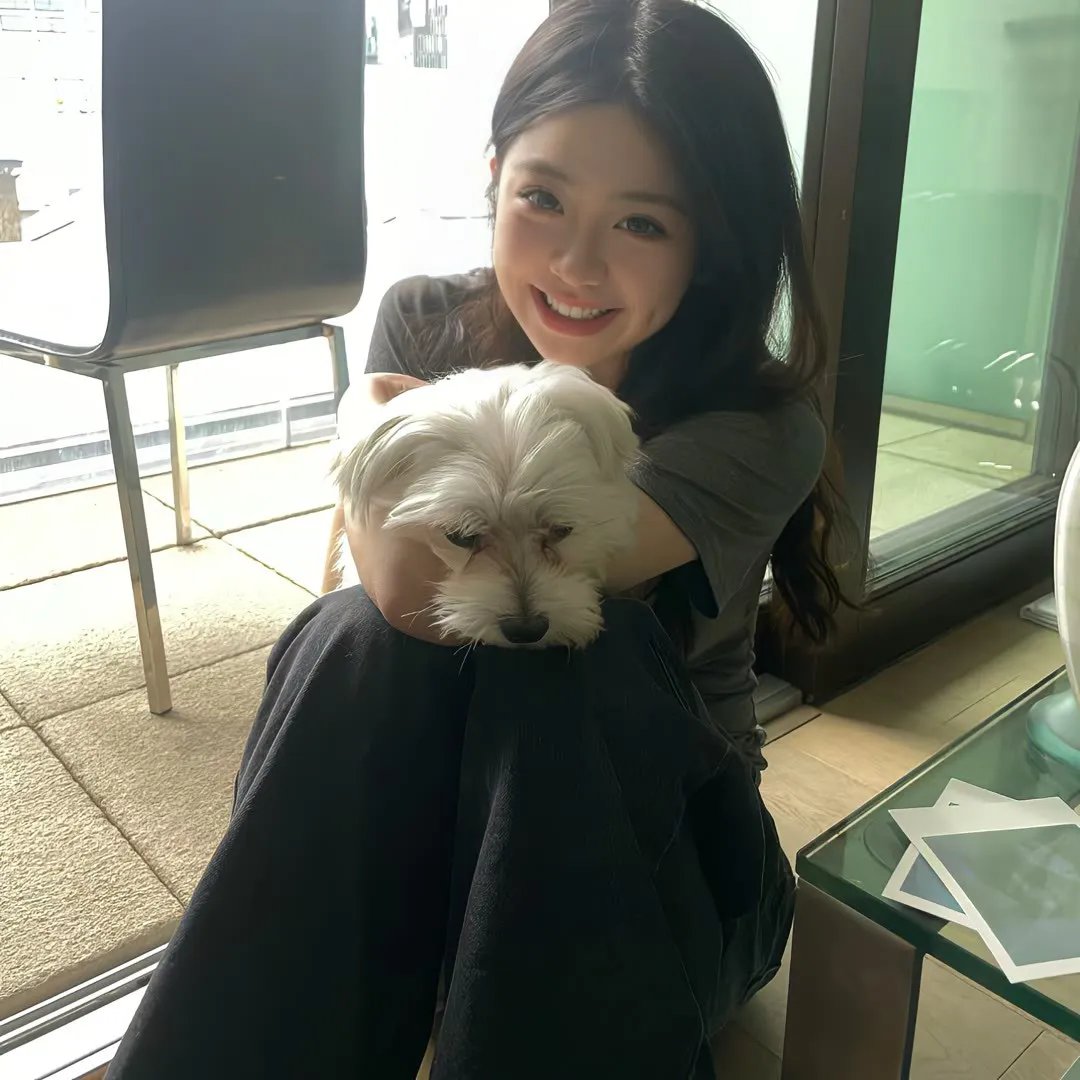 高墙、黑色与帅小伙